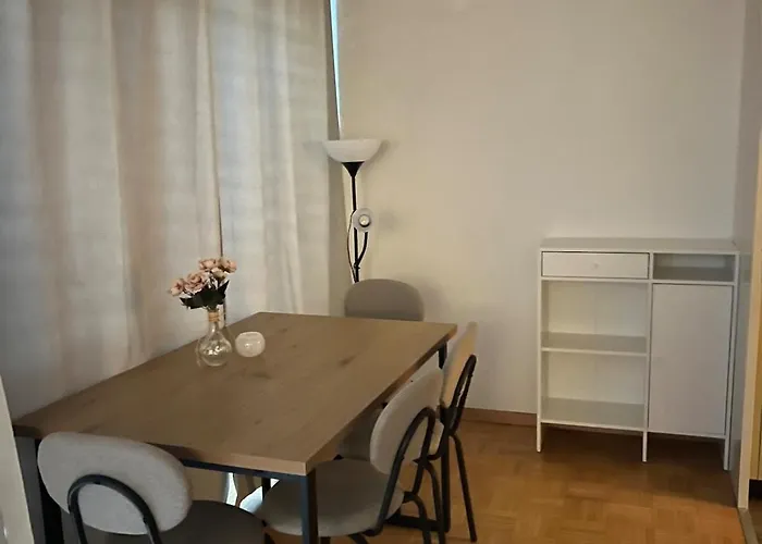 公寓 Warm Centrally Located And Quiet In